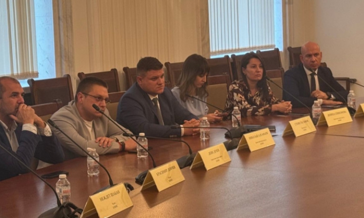 Възраждане се борят здравните права на връщащите се от чужбина българи